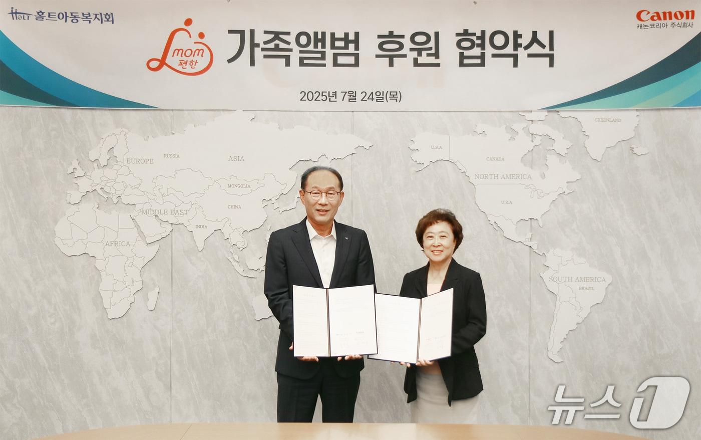 박정우 캐논코리아 대표이사와 신미숙 홀트아동복지회 회장이 기념사진을 찍고 있다.(캐논코리아 제공)