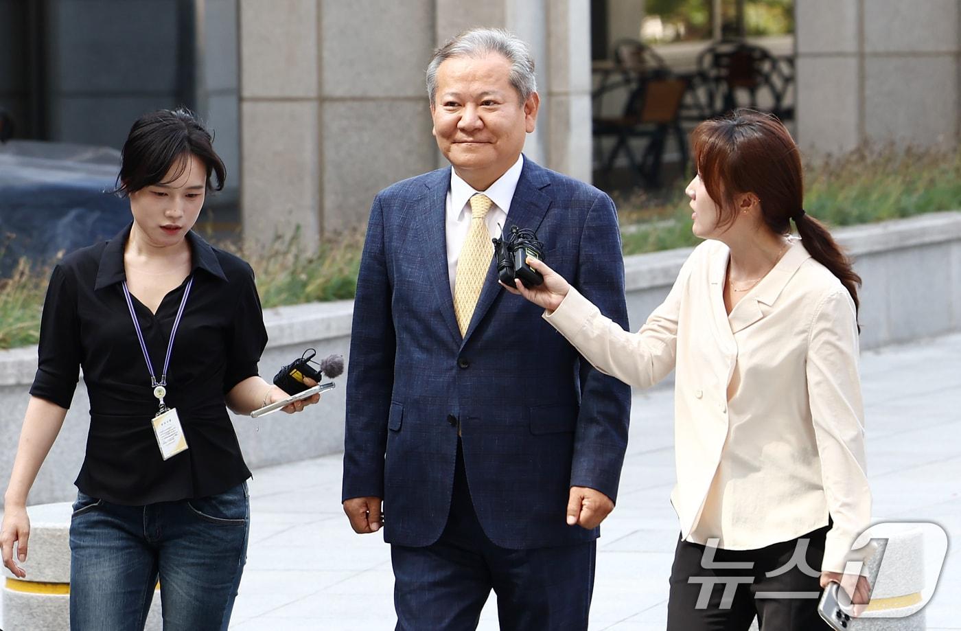 이상민 행정안전부 장관이 25일 오전 서울 서초구 서울고등검찰청에 마련된 내란 특검 사무실에서 '언론사 단전·단수 의혹' 관련 피의자 조사를 받기 위해 출석하고 있다. 2025.7.25/뉴스1 ⓒ News1 김민지 기자