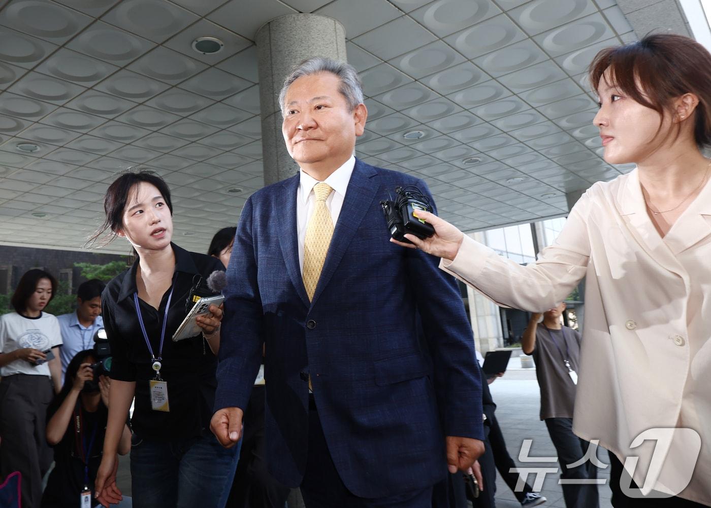 본문 이미지 - 이상민 전 행정안전부 장관이 25일 오전 서울 서초구 서울고등검찰청에 마련된 내란 특검 사무실에서 '언론사 단전·단수 의혹' 관련 피의자 조사를 받기 위해 출석하고 있다. 2025.7.25/뉴스1 ⓒ News1 김민지 기자