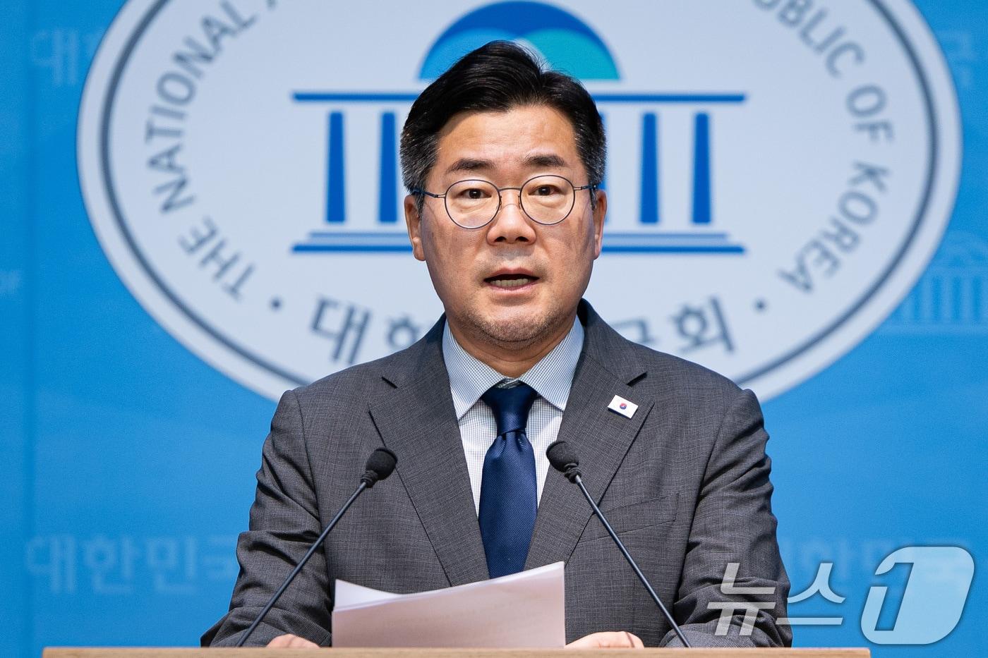 박찬대 더불어민주당 당대표 후보가 25일 서울 여의도 국회 소통관에서 기자회견을 열고 윤석열 전 대통령 내란 사태에서 '인간 방패' 역학을 한 국민의힘 국회의원 45명에 대한 제명 촉구 결의안 발의를 밝히고 있다. 2025.7.25/뉴스1 ⓒ News1 유승관 기자