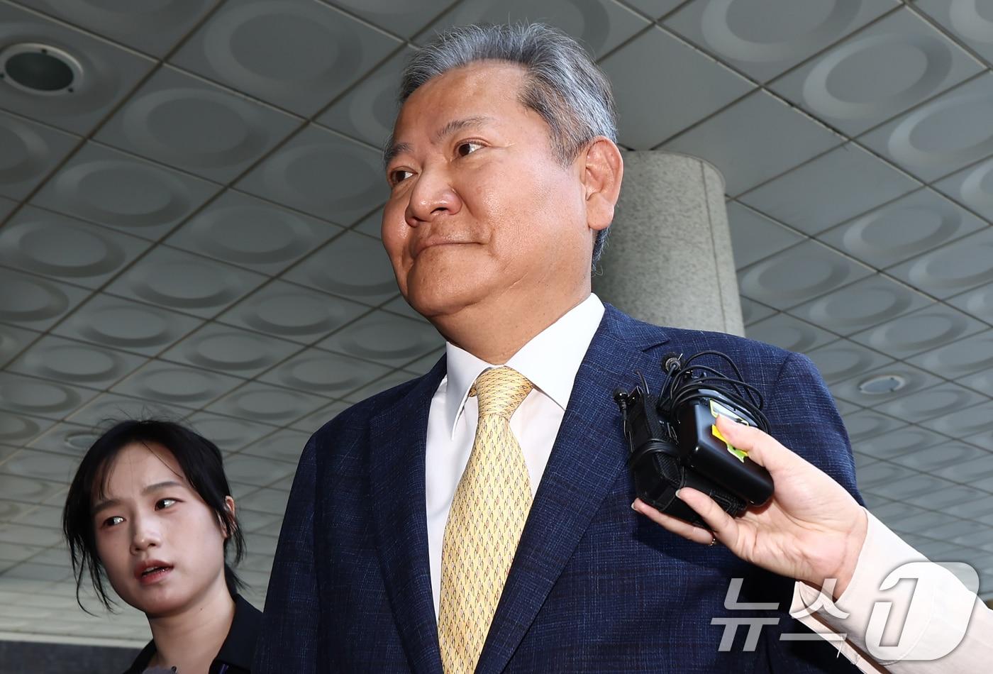 이상민 전 행정안전부 장관이 25일 오전 서울 서초구 서울고등검찰청에 마련된 내란 특검 사무실에서 &#39;언론사 단전·단수 의혹&#39; 관련 피의자 조사를 받기 위해 출석하고 있다. 2025.7.25/뉴스1 ⓒ News1 김민지 기자