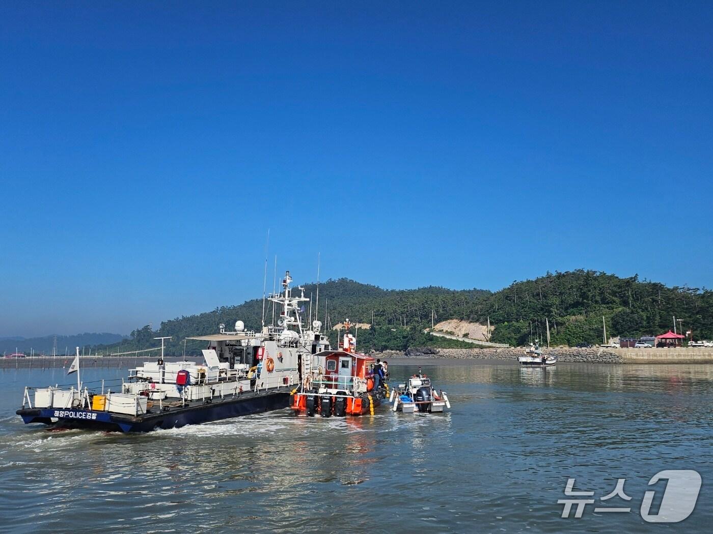 본문 이미지 - 25일 오전 7시쯤 전남 신안군 당사도 인근 해상에서 9.77톤급 어선 A호가 침수돼 목포해경이 구조활동을 하고 있다. (목포해경 제공. 재판매 및 DB 금지)