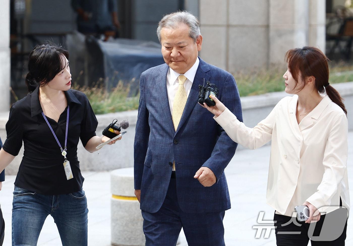 이상민 전 행정안전부 장관이 25일 오전 서울 서초구 서울고등검찰청에 마련된 내란 특검 사무실에서 '언론사 단전·단수 의혹' 관련 피의자 조사를 받기 위해 출석하고 있다. 2025.7.25/뉴스1 ⓒ News1 김민지 기자