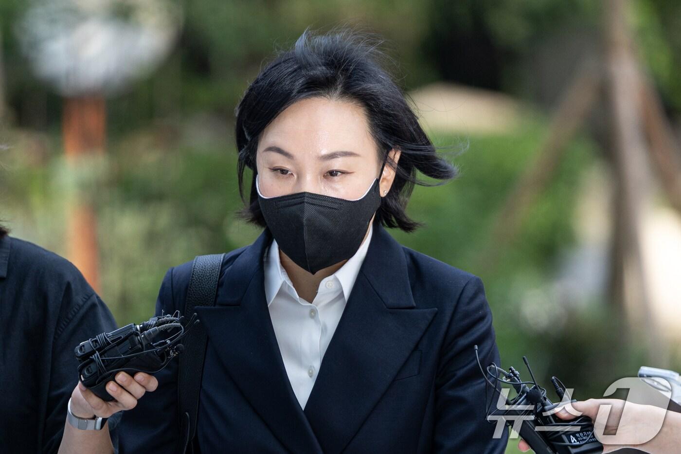 김건희 여사의 &#39;문고리 3인방 중 한 명으로 지목된 유경옥 전 행정관이 25일 오전 서울 종로구에 마련된 김건희 특검팀&#40;특별검사 민중기&#41; 사무실로 조사를 받기 위해 출석하고 있다. 유 전 행정관은 통일교 측이 김 여사 선물 명목으로 전 씨에게 건넨 샤넬 백을 직접 받아서 다른 제품과 신발로 교환한 인물로 알려졌다. 2025.7.25/뉴스1 ⓒ News1 이승배 기자