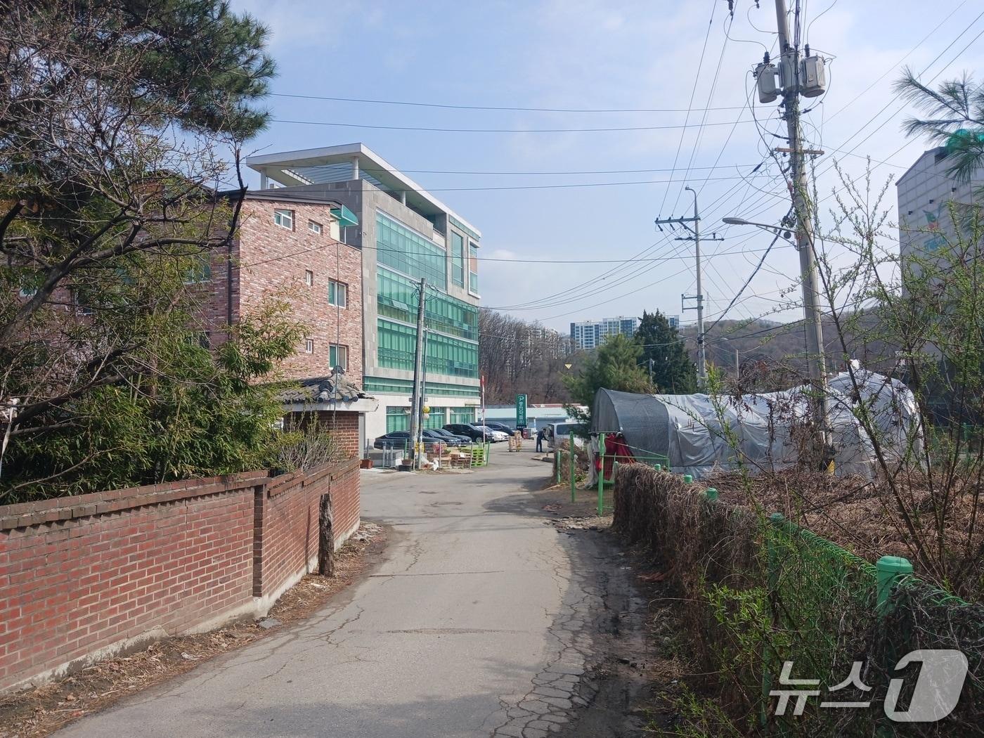 본문 이미지 - 차량 교행이 불가능해 불편이 빚어지고 있는 고기교와 고기초 옆 도로 모습.(용인시 제공)