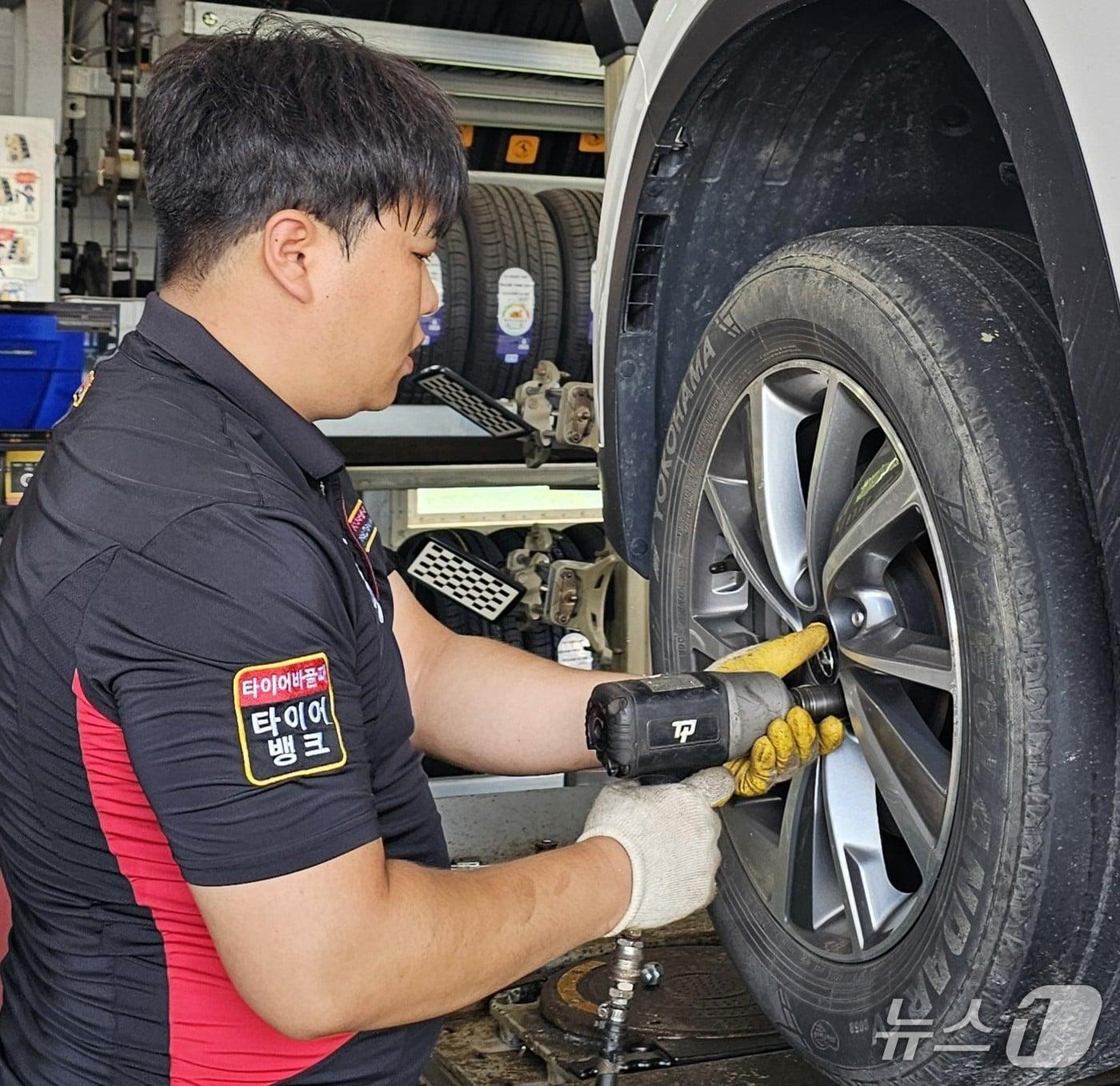 본문 이미지 - 타이어뱅크, 휴가지 매장 타이어 점검 사진. (타이어뱅크 제공. 재판매 및 DB금지)2025.7.25/뉴스1