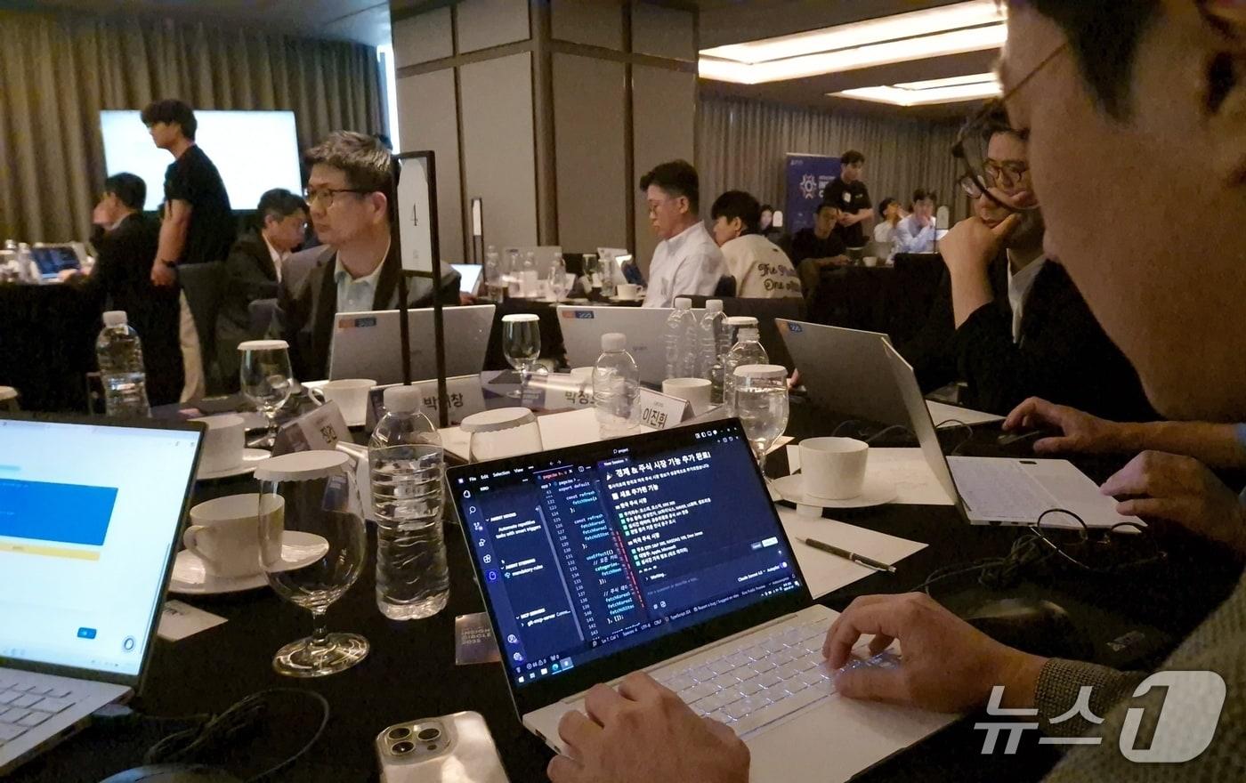 메가존클라우드가 24일 오후 서울 조선팰리스에서 개최한 CCC행사에 참여한 고객사 CFO가 바이브코딩을 활용해 뉴스 사이트를 만드는 과정을 체험하고 있다.(메가존클라우드 제공)