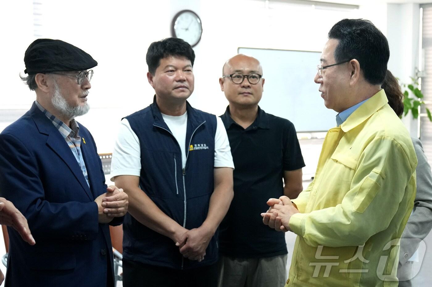 김영록 전라남도지사가 25일 나주 공익활동지원센터를 방문, 나주 이주노동자 인권침해 피해자와 면담을 마친 뒤 관계자들과 이야기를 나누고 있다.&#40;전남도 제공. 재판매 및 DB금지&#41;2025.7.25/뉴스1 ⓒ News1 전원 기자