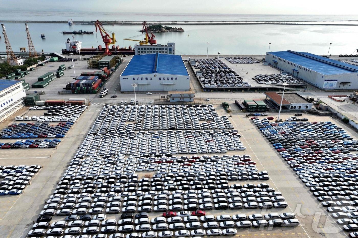 중국 장쑤성 롄윈강의 한 항구에 수출을 앞둔 자동차가 대기하고 있다. 2025.07.25 ⓒ AFP=뉴스1 ⓒ News1 정은지 특파원