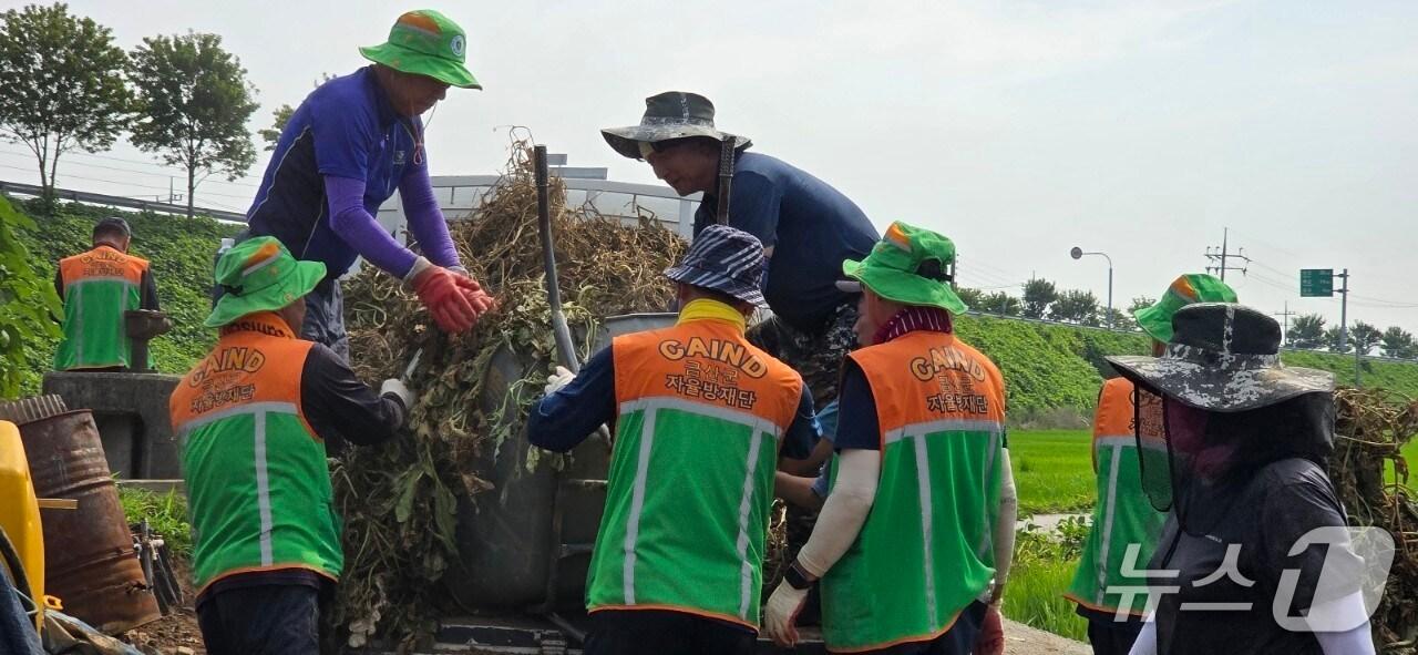 본문 이미지 - 금산군 자율방재단 호우피해 복구지원 모습 (금산군 제공.재판매 및 DB금지)/뉴스1