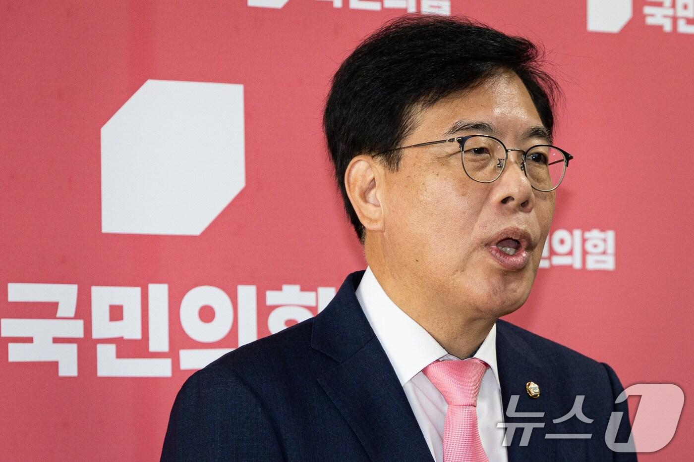 송언석 국민의힘 비상대책위원장 겸 원내대표가 25일 서울 여의도 국회에서 김건희 특검의 김선교 의원실 압수수색 관련 브리핑을 하고 있다. 2025.7.25/뉴스1 ⓒ News1 유승관 기자