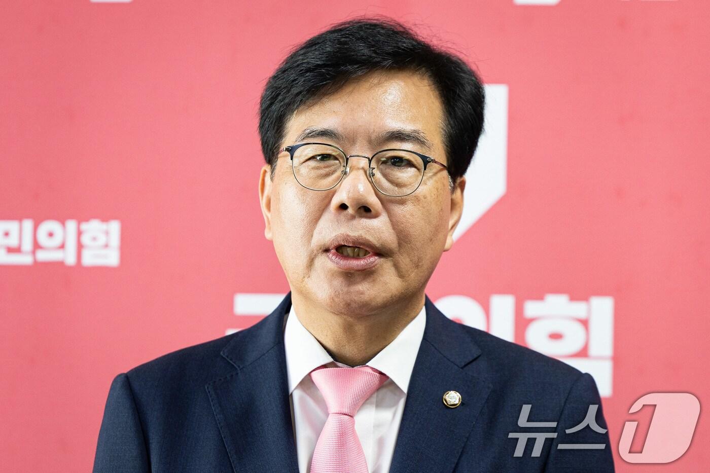 송언석 국민의힘 비상대책위원장 겸 원내대표가 25일 서울 여의도 국회에서 김건희 특검의 김선교 의원실 압수수색 관련 브리핑을 하고 있다. 2025.7.25/뉴스1 ⓒ News1 유승관 기자