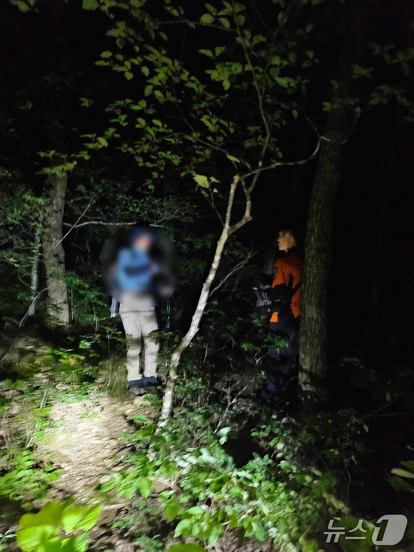 본문 이미지 - 24일 오후 7시19분쯤 경북 포항시 북구 죽장면 동대산에서 조난됐던 60대 남성 A 씨가 119구조대에 의해 무사히 구조됐다. (영덕소방서제공,  제판매 및 DB금지) 2025.7.25/뉴스1