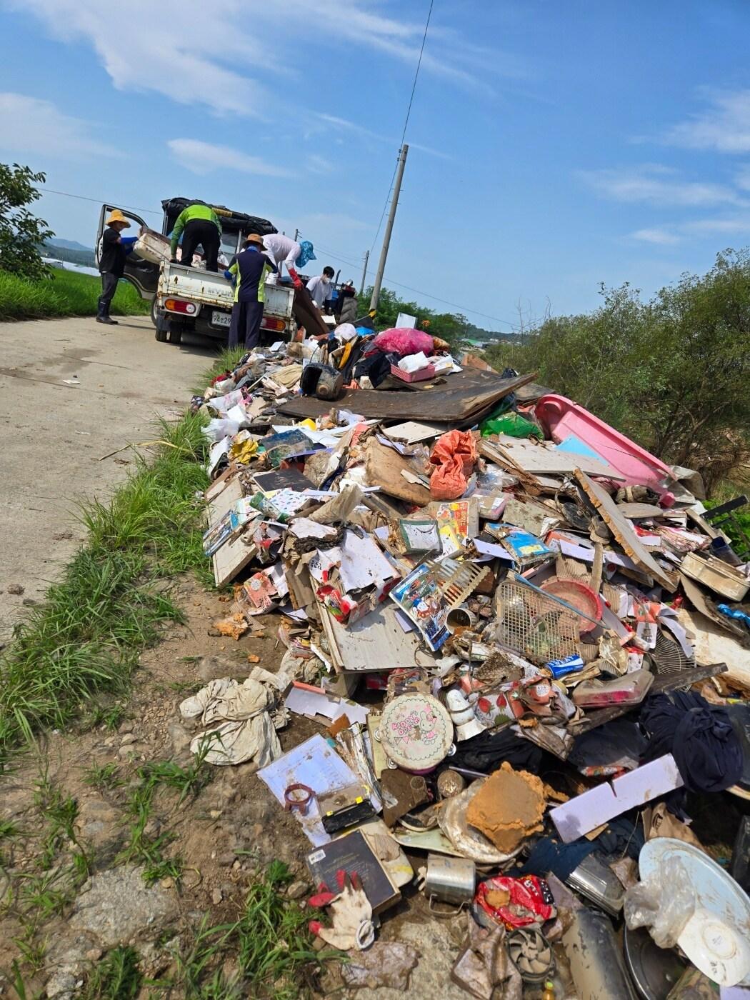 본문 이미지 - 서천특화시장 상인들이 홍성 수해 현장에서 도로 주변을 정리하고 있다.(서천군 제공. 재판매 및 DB금지)/뉴스1 
