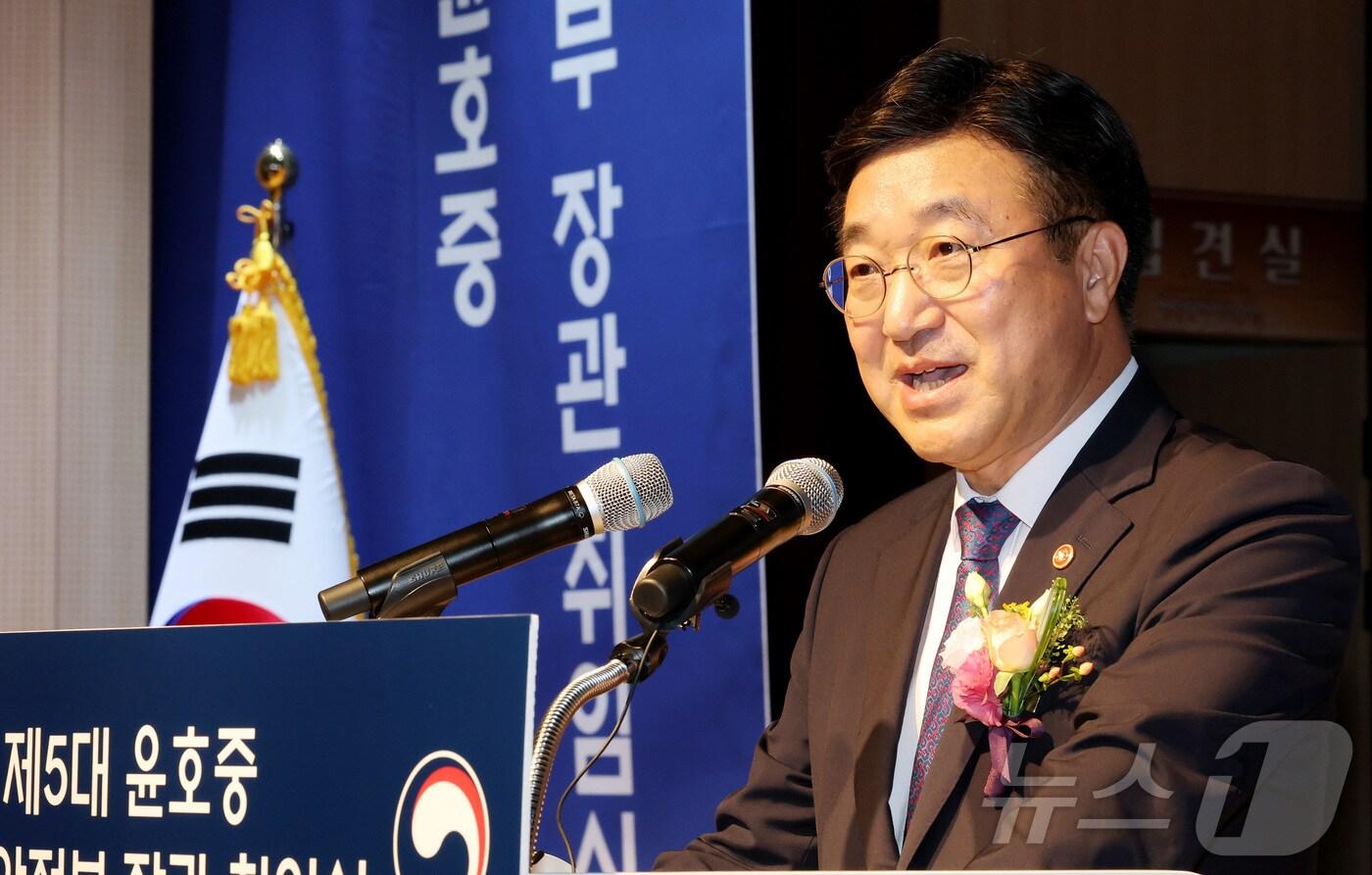 윤호중 행정안전부 장관이 25일 오전 세종시 정부세종청사 중앙동 대강당에서 열린 취임식에 참석하여 취임사를 하고 있다. 2025.7.25/뉴스1 ⓒ News1 김기남 기자