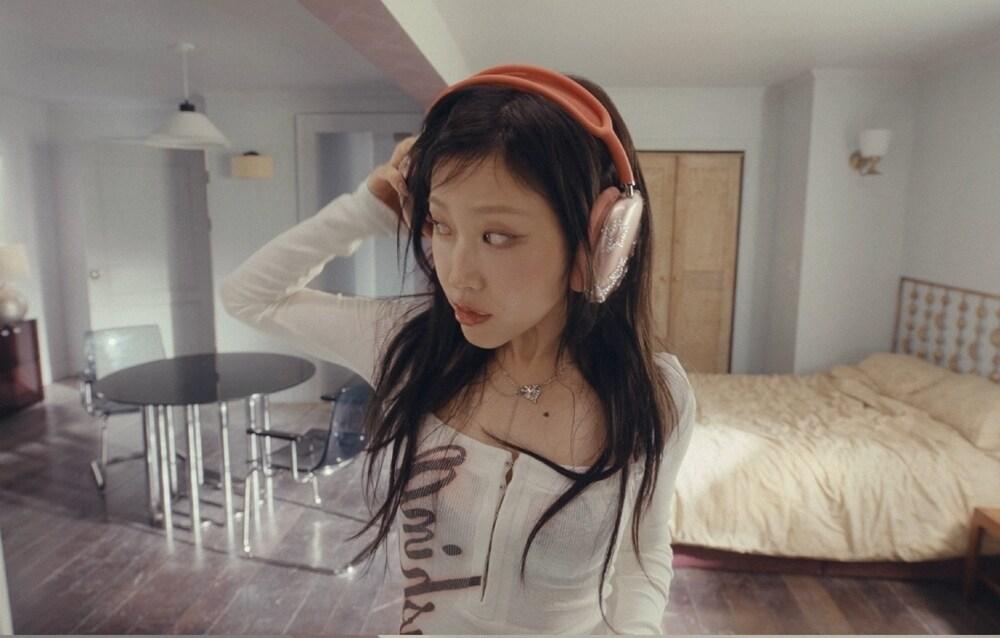 본문 이미지 - 혜윤('어딕티드' 뮤직비디오 티저 갈무리)