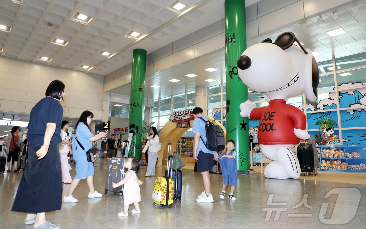 25일 오전 제주국제공항 1층 스누피 베케이션 인 제주 팝업스토어에 관광객들이 몰리고 있다. 2025.7.25/뉴스1 ⓒ News1 오미란 기자