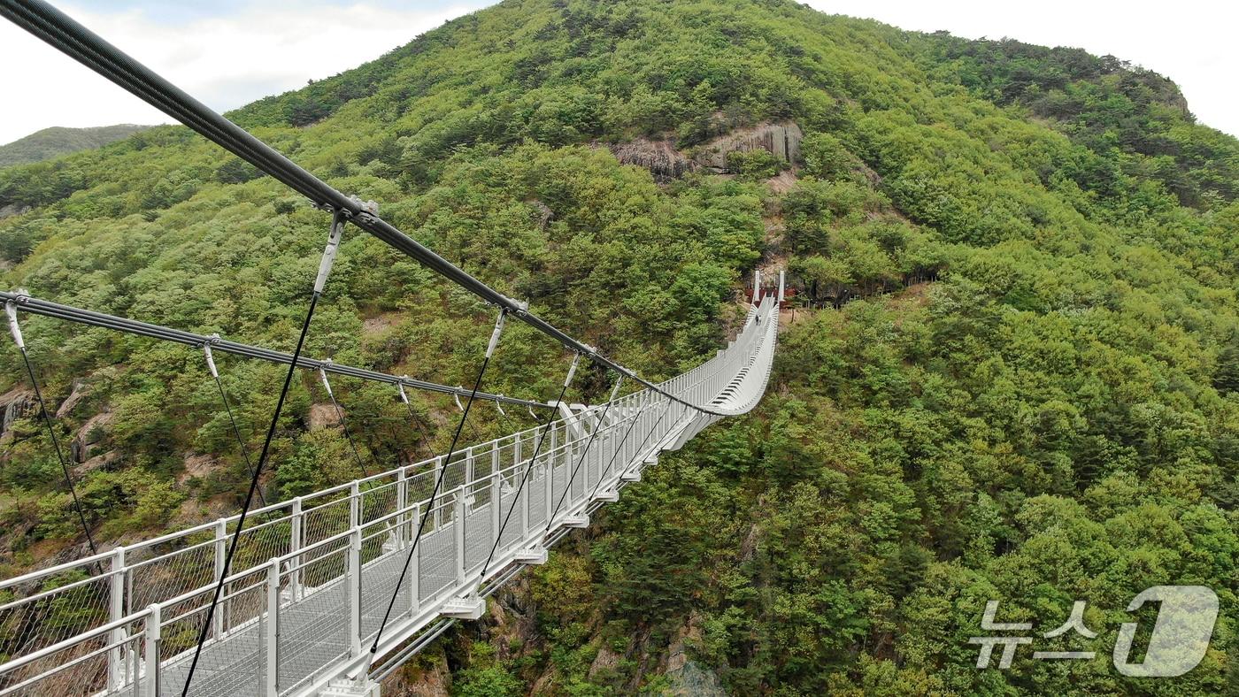 전북 진안군에 자연과 어우러진 명품 산악트레킹 코스가 하나둘 모습을 드러내고 있다. 사진은 구봉산 출렁다리.(전북도제공. 재판매 및 DB금지)2025.7.25/뉴스1