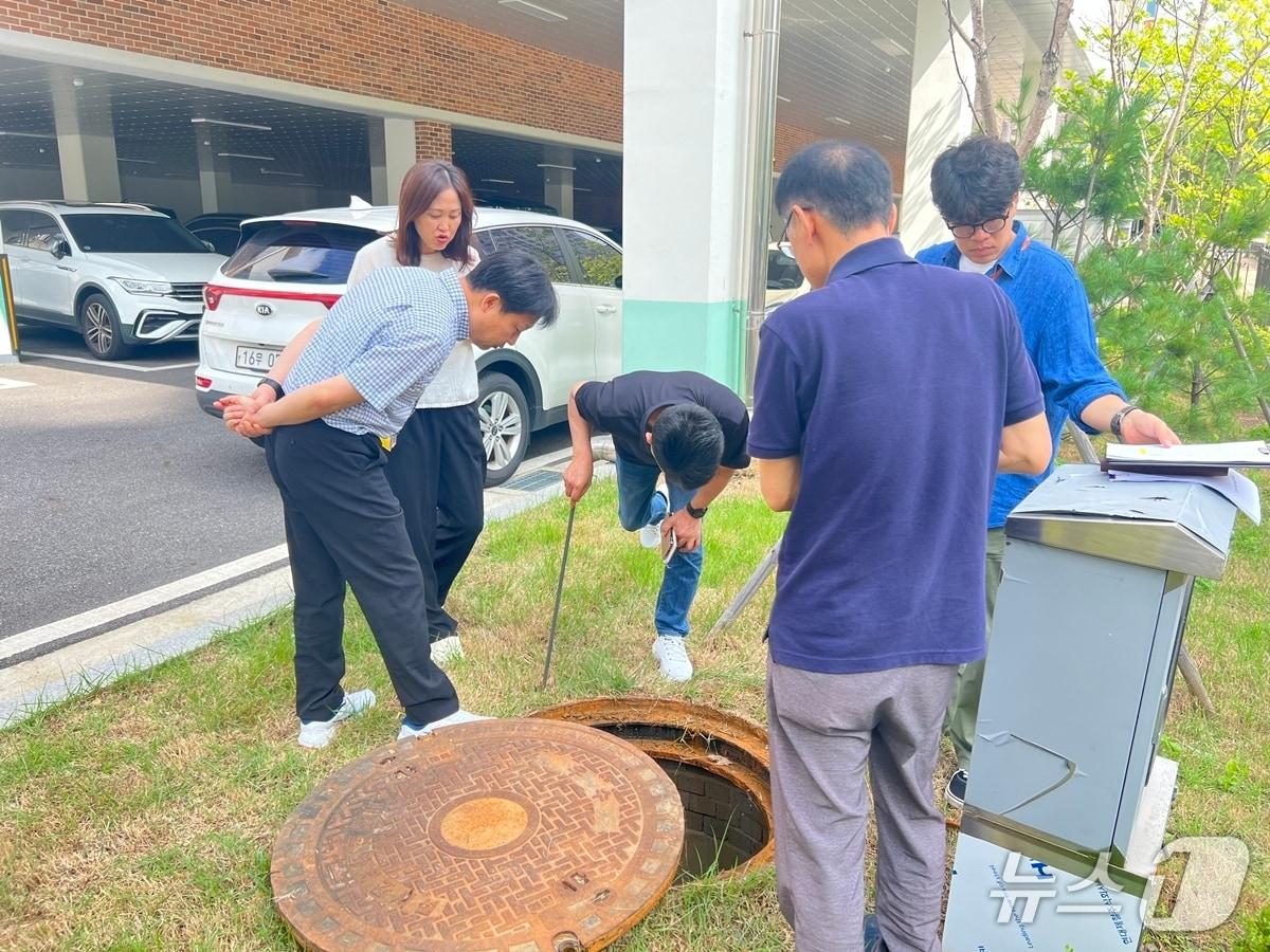 본문 이미지 - 광주시와 한강청 관계자가 광주지역 한 사업장에서 하수처리시설 적정 운영 여부를 확인하고 있다.&#40;광주시 제공&#41;