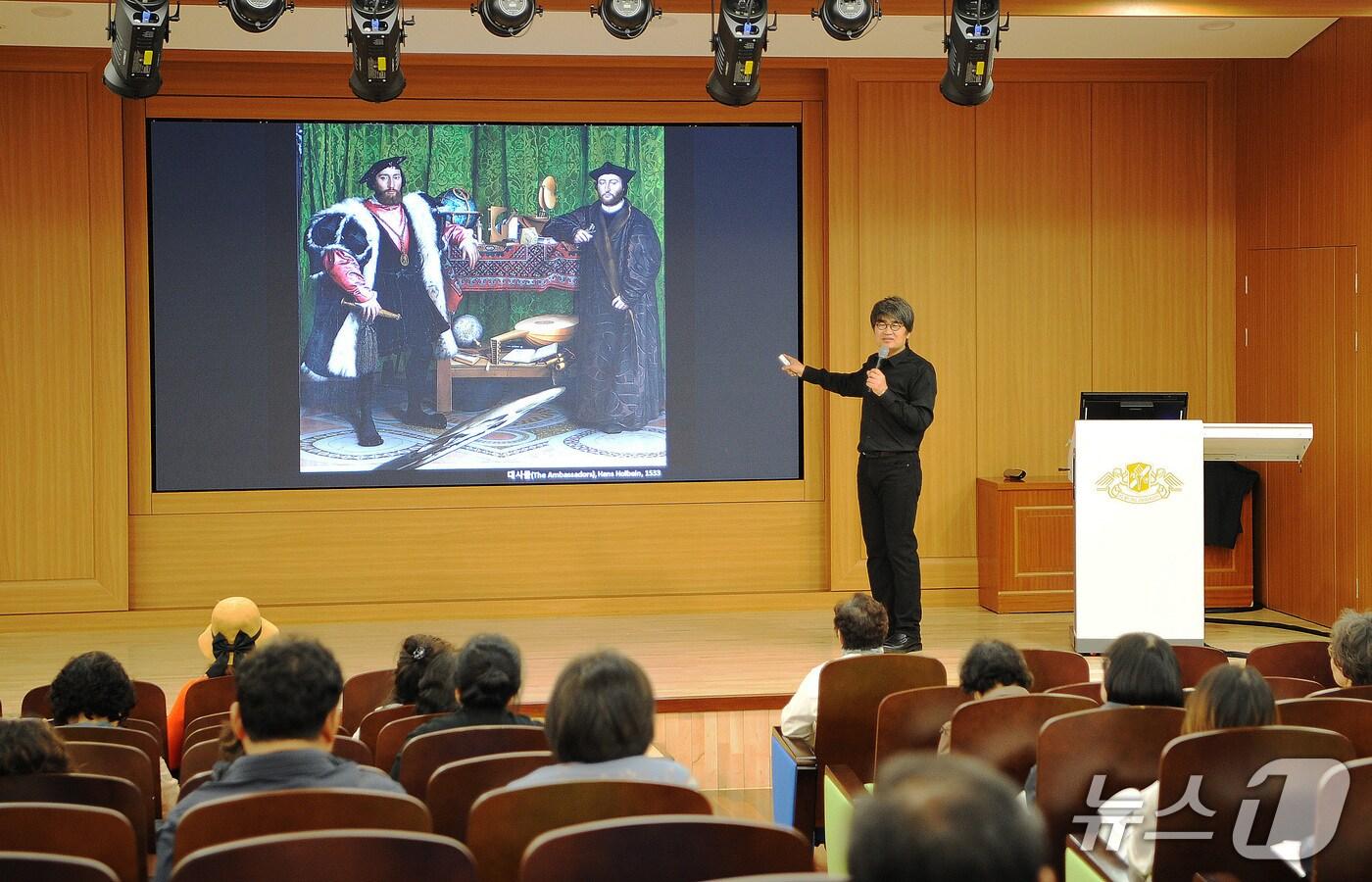 계명대의 올해 1학기 박물관 특화 아카데미 '바로크 시대의 과학정신, 예술을 꽃피우다' 강의 모습.(계명대 제공. 재판매 및 DB 금지)