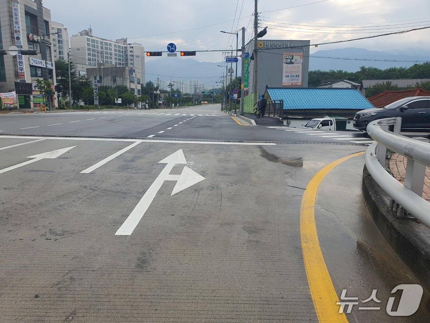 본문 이미지 - 강원 원주시가 최근 1억 원을 들여 반곡동 월운정교 일원 도로개선공사를 마무리했다. (원주시 제공. 재판매 및 DB금지) 2025.7.25/뉴스1