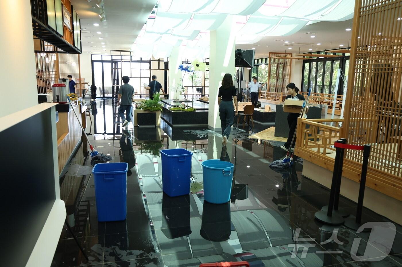 24일 오후 전남 강진 백운동전시관에서 열린 '군수와 함께하는 직원공감 톡콘서트' 도중에 스프링클러가 작동해 참석자들이 물벼락을 맞았고 직원들은 한바탕 대청소를 하는 일이 벌어졌다.(머니S 제공, 재배포 및 DB 금지) /뉴스1