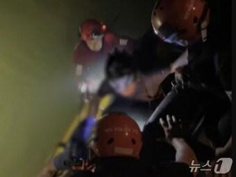 본문 이미지 - 해경이 구조하는 모습.(인천해양경찰서 제공. 재배포 및 DB금지) /뉴스1