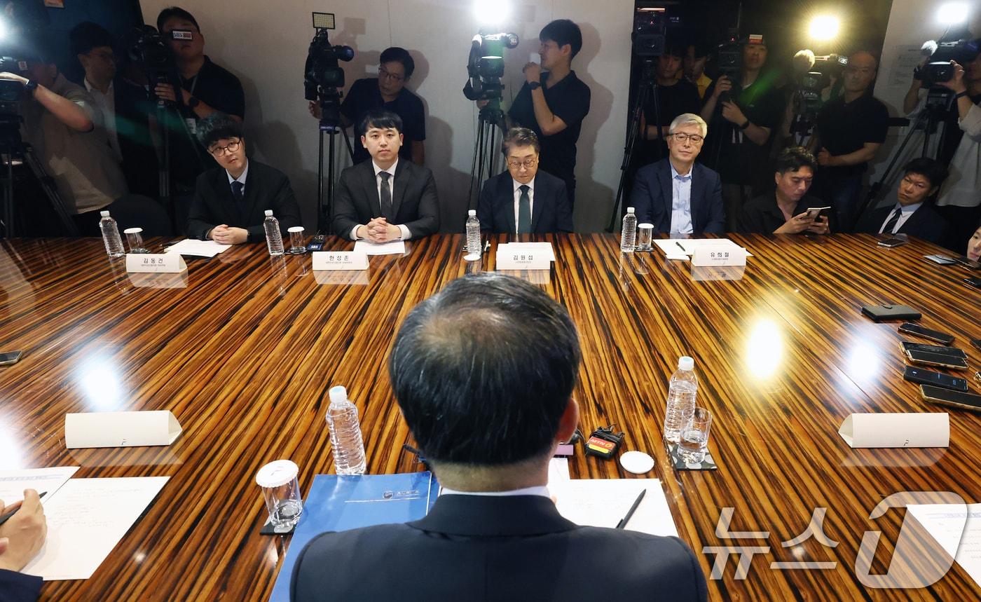 25일 오전 서울 중구 더플라자호텔에서 열린 수련협의체 제1차 회의에서 김원섭 수련병원협의회장&#40;오른쪽 두번째&#41;과 한성존 대한전공의협의회 비상대책위원장&#40;왼쪽 두번째&#41; 등 의료계 참석자들이 이형훈 보건복지부 2차관의 모두발언을 경청하고 있다. 2025.7.25/뉴스1 ⓒ News1 오대일 기자