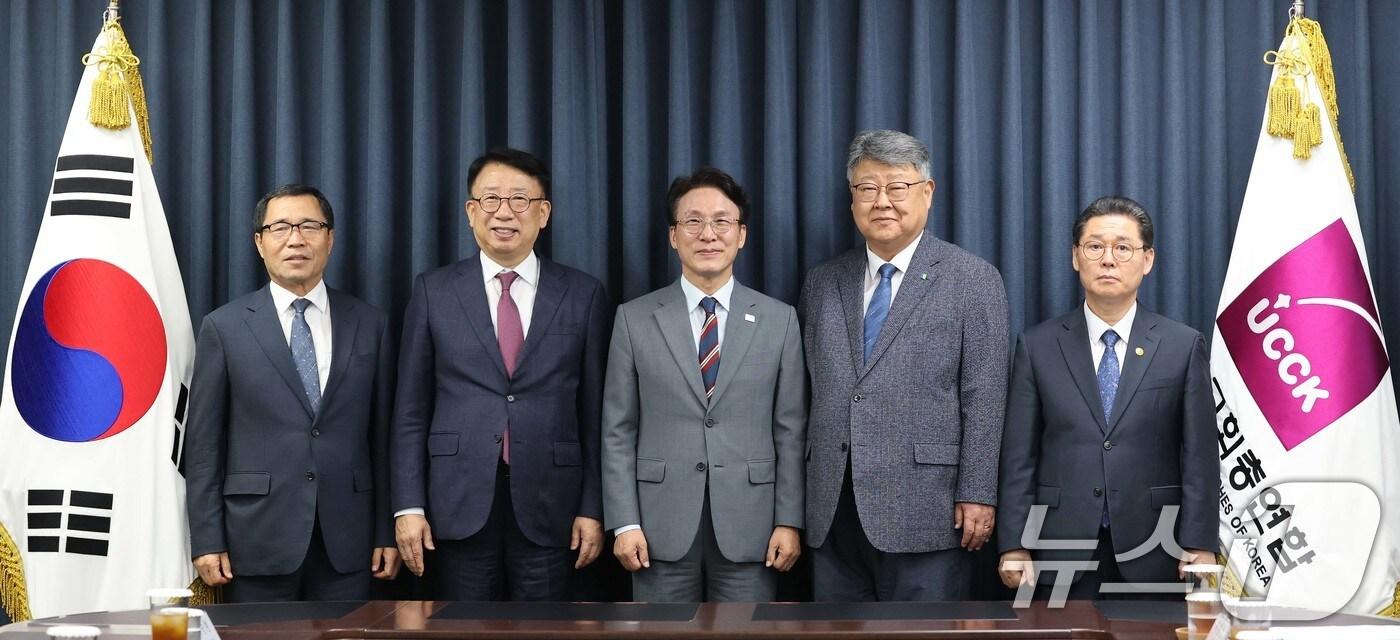 김민석 국무총리가 25일 오전 서울 종로구 대학로 한국기독교회관에서 한국교회총연합 대표 김종혁 목사를 예방, 기념촬영을 하고 있다. 2025.7.25/뉴스1 ⓒ News1 임세영 기자