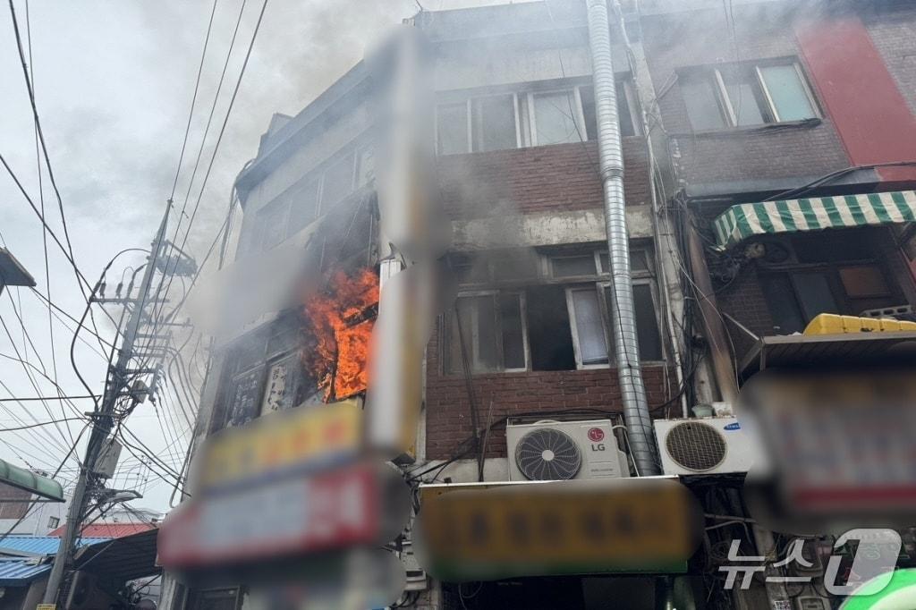 본문 이미지 - 서울 중구 방산시장에서 발생한 화재 현장.(서울 중부소방서 제공)