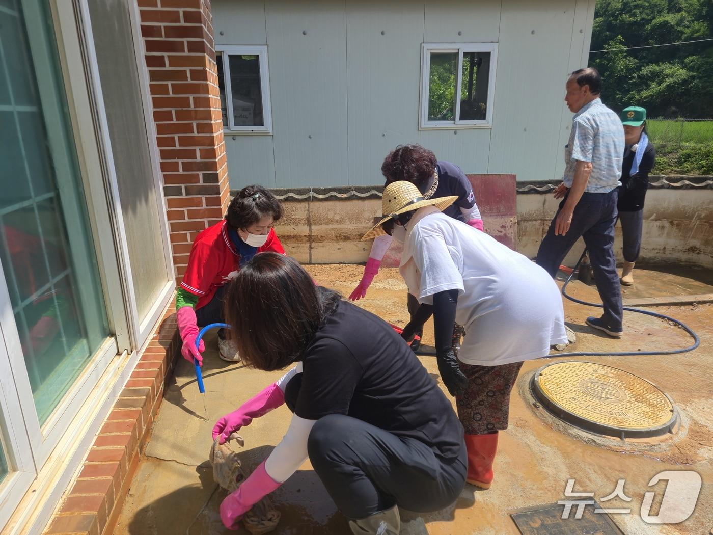 본문 이미지 - 국민의힘 전북도당이 경남 산청군 일원에서 수해복구 봉사활동을 전개하고 있다.(전북도당제공. 재판매 및 DB금지)2025.7.25/뉴스1