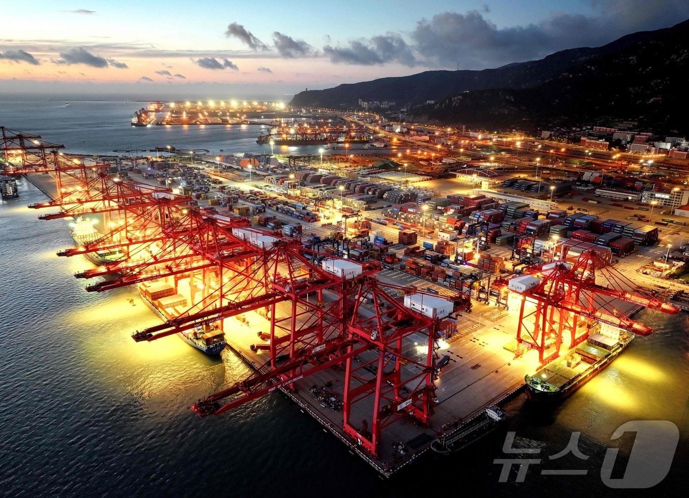 본문 이미지 - 중국 장쑤성 롄윈강의 항구에 컨테이너들이 비치되어 있다. 2025.7.24 ⓒ AFP=뉴스1 ⓒ News1 강민경 기자