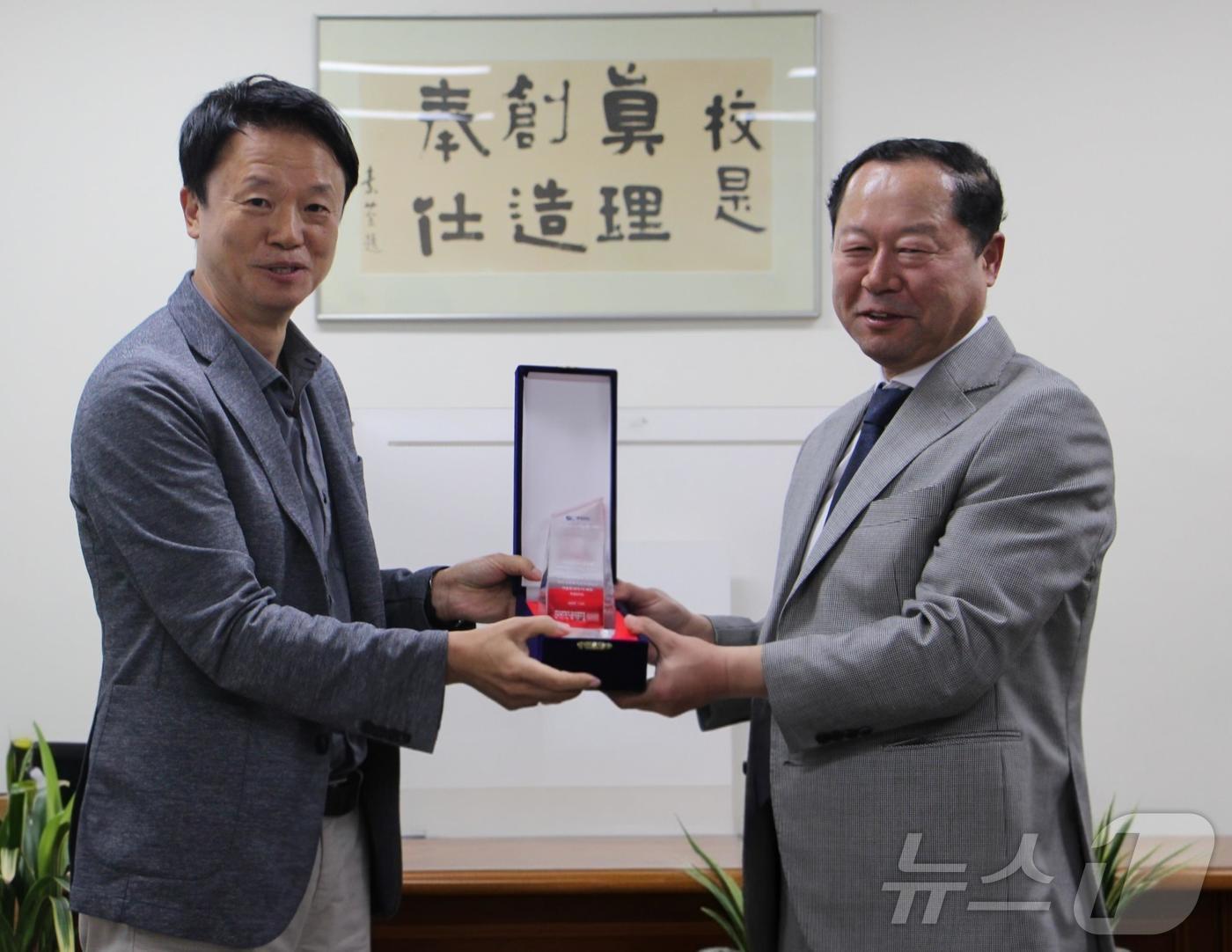 본문 이미지 - 박현희 ㈜SE 대표(왼쪽)와 한종훈 전남대 공과대학장.