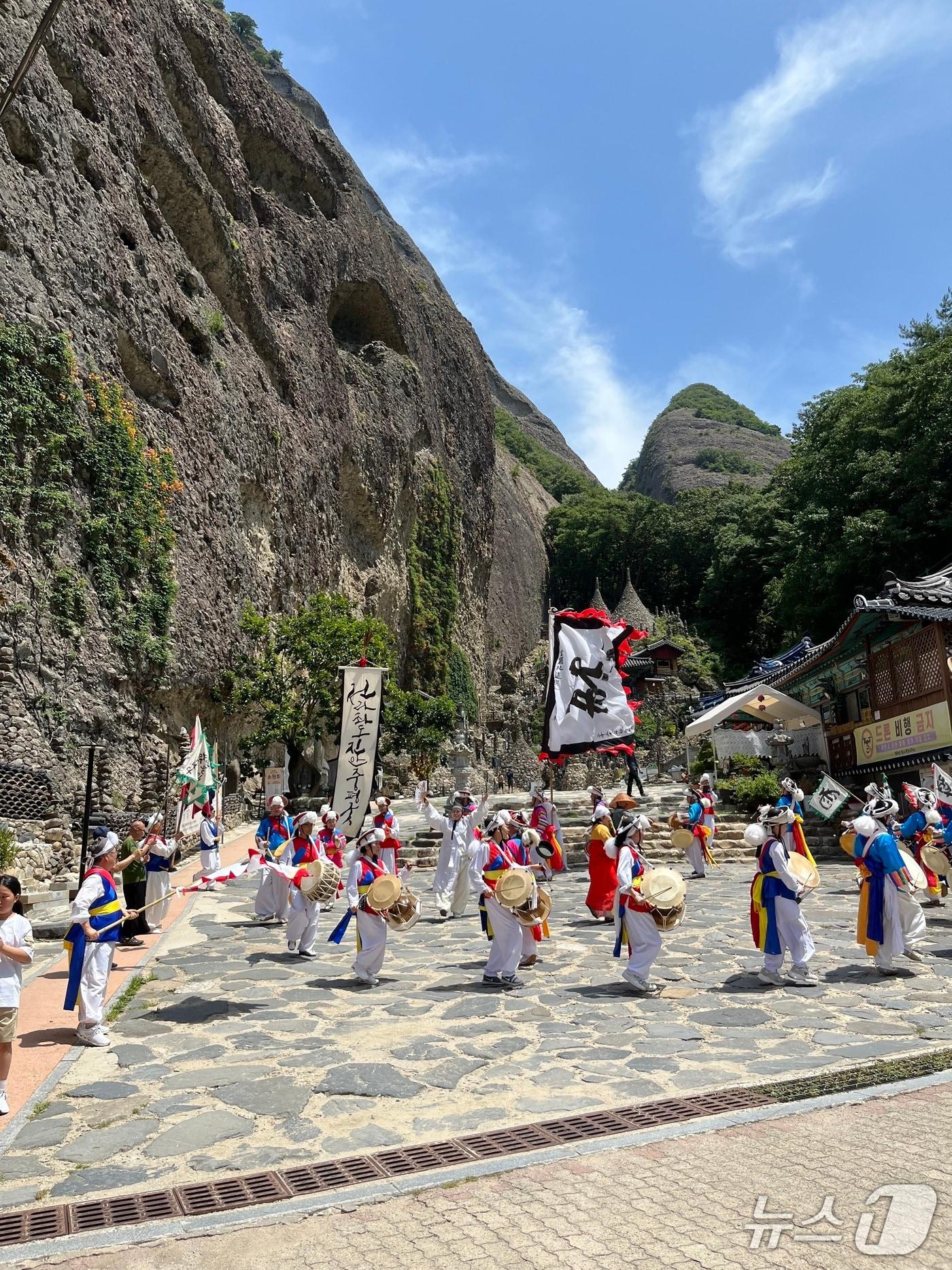 본문 이미지 - 전북 진안농악을 대표하는 중평굿보존회가 마이산을 부대로 거리극 공연 '마이산 놀이길 산울림'을 공연하고 있다.(진안군제공. 재판매 및 DB금지)2025.7.25/뉴스1