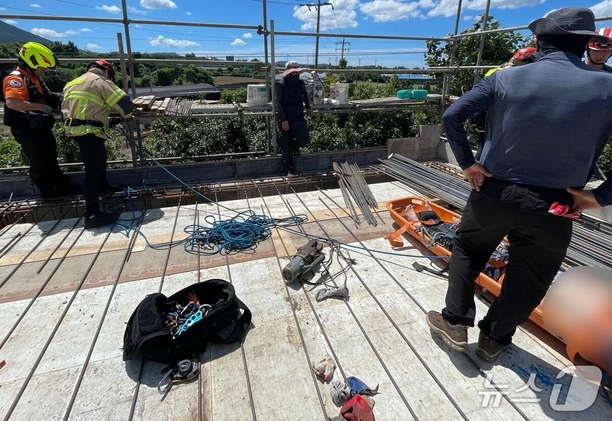 본문 이미지 - 25일 오전 제주시 한림읍 한 공사장에서 발생한 감전사고.(제주도소방안전본부 제공. 재판매 및 DB 금지)