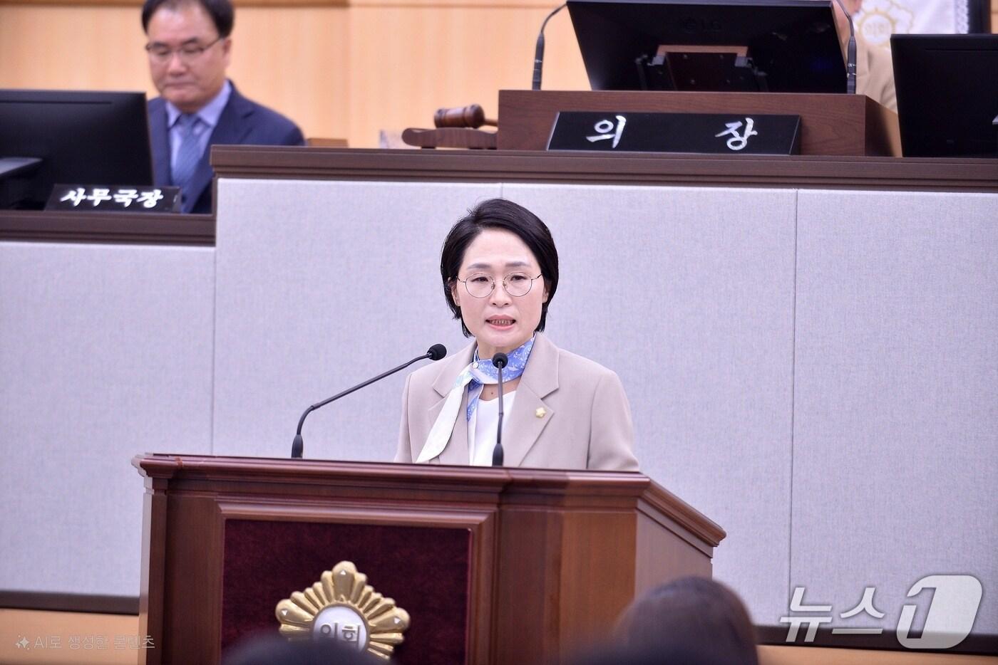 본회의장에서 '여수시 노동이사제 운영에 관한 조례안'을 발의하는 여수시의회 민덕희 의원(여수시의회 제공) 