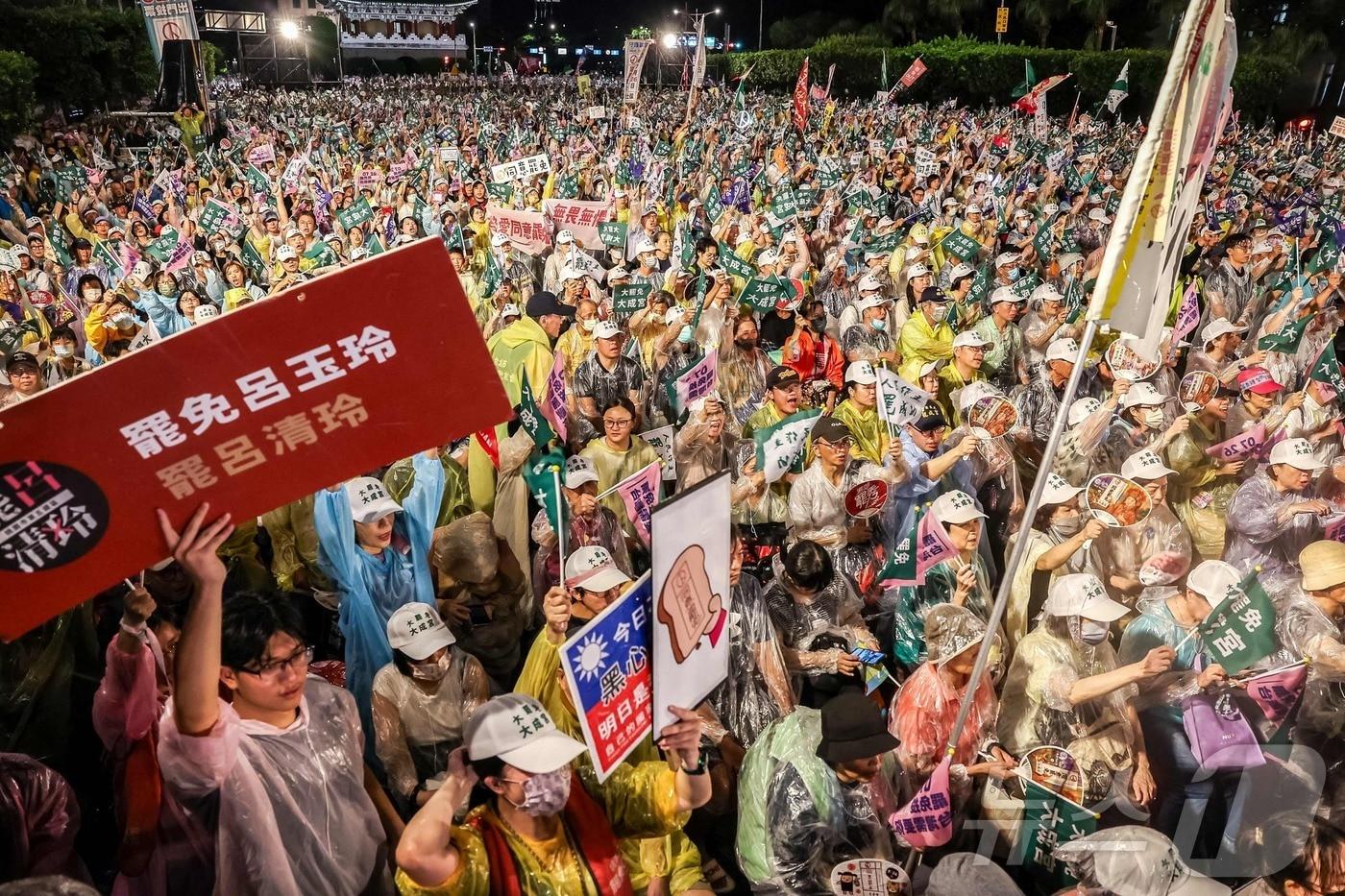 대만 집권 민진당 지지자들이 24일 타이베이 총통부 앞에서 열린 의원 소환 찬성 집회에 참여하고 있다. 2025.7.24 ⓒ AFP=뉴스1 ⓒ News1 정은지 특파원