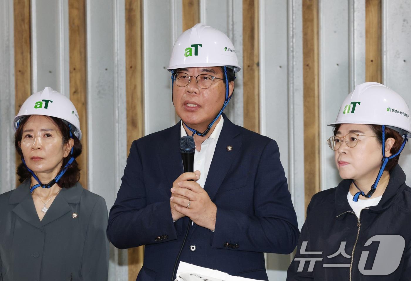 송언석 국민의힘 비상대책위원장 겸 원내대표가 25일 경기 이천시 대월면 aT 이천비축기지를 방문해 취재진의 질문에 답하고 있다. 2025.7.25/뉴스1 ⓒ News1 김영운 기자