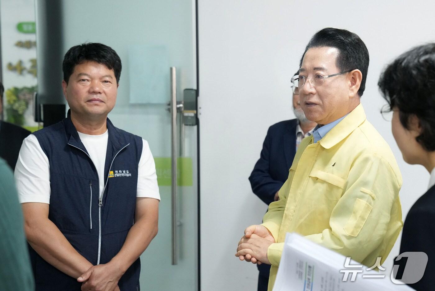 김영록 전남도지사가 25일 나주 공익활동지원센터를 방문, 나주 이주노동자 인권침해 피해자와 면담을 마친 뒤 노동단체 관계자들과 이야기를 나누고 있다.&#40;전남도 제공. 재판매 및 DB 금지&#41; 2025.7.25