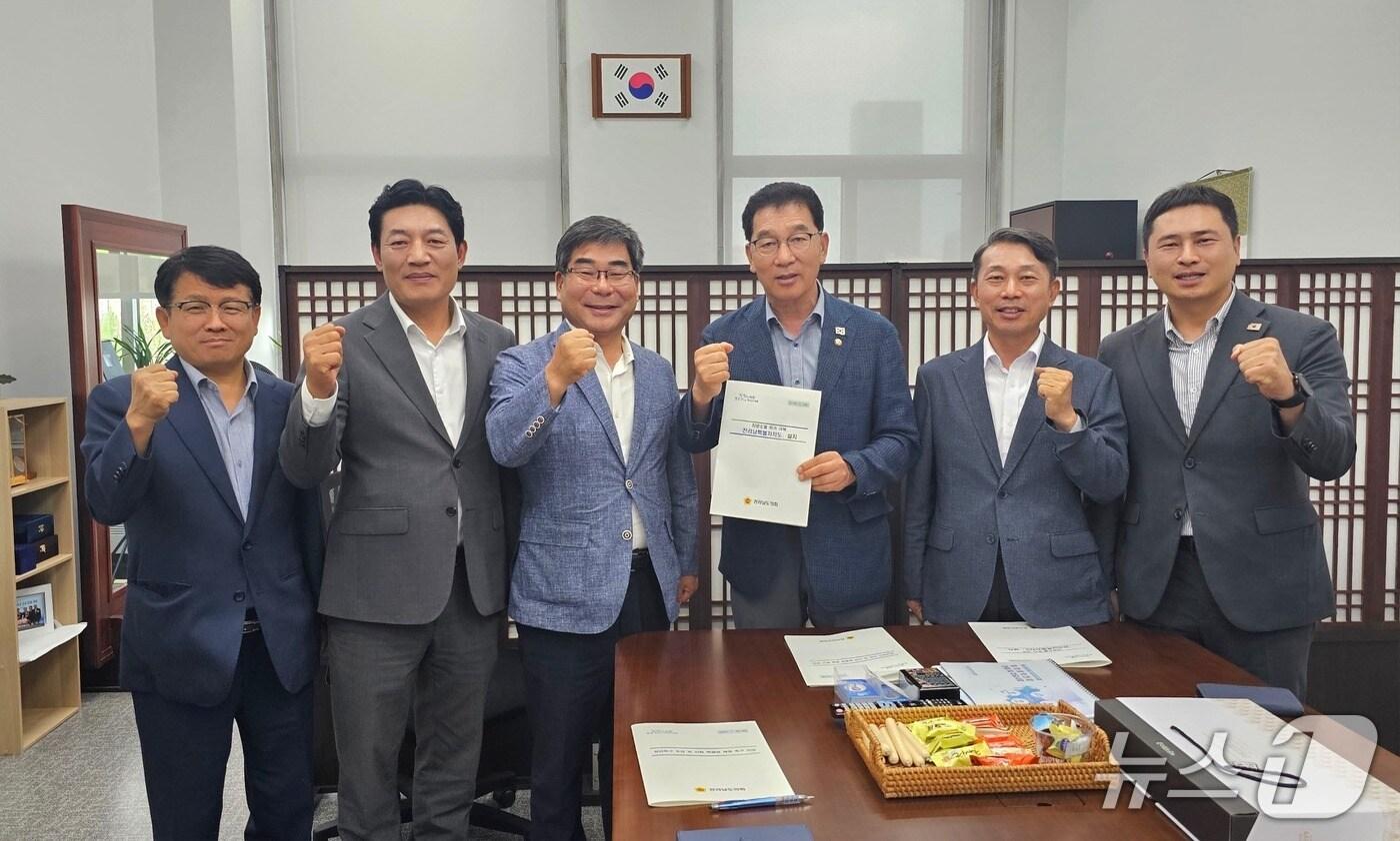 전남도의회 전남특별자치도 추진지원 특별위원회 위원들이 국회 신정훈 행정안전위원회 위원장을 면담한 뒤 기념사진을 찍고 있다.(전남도의회 제공, 재판매 및 DB 금지)/뉴스1  