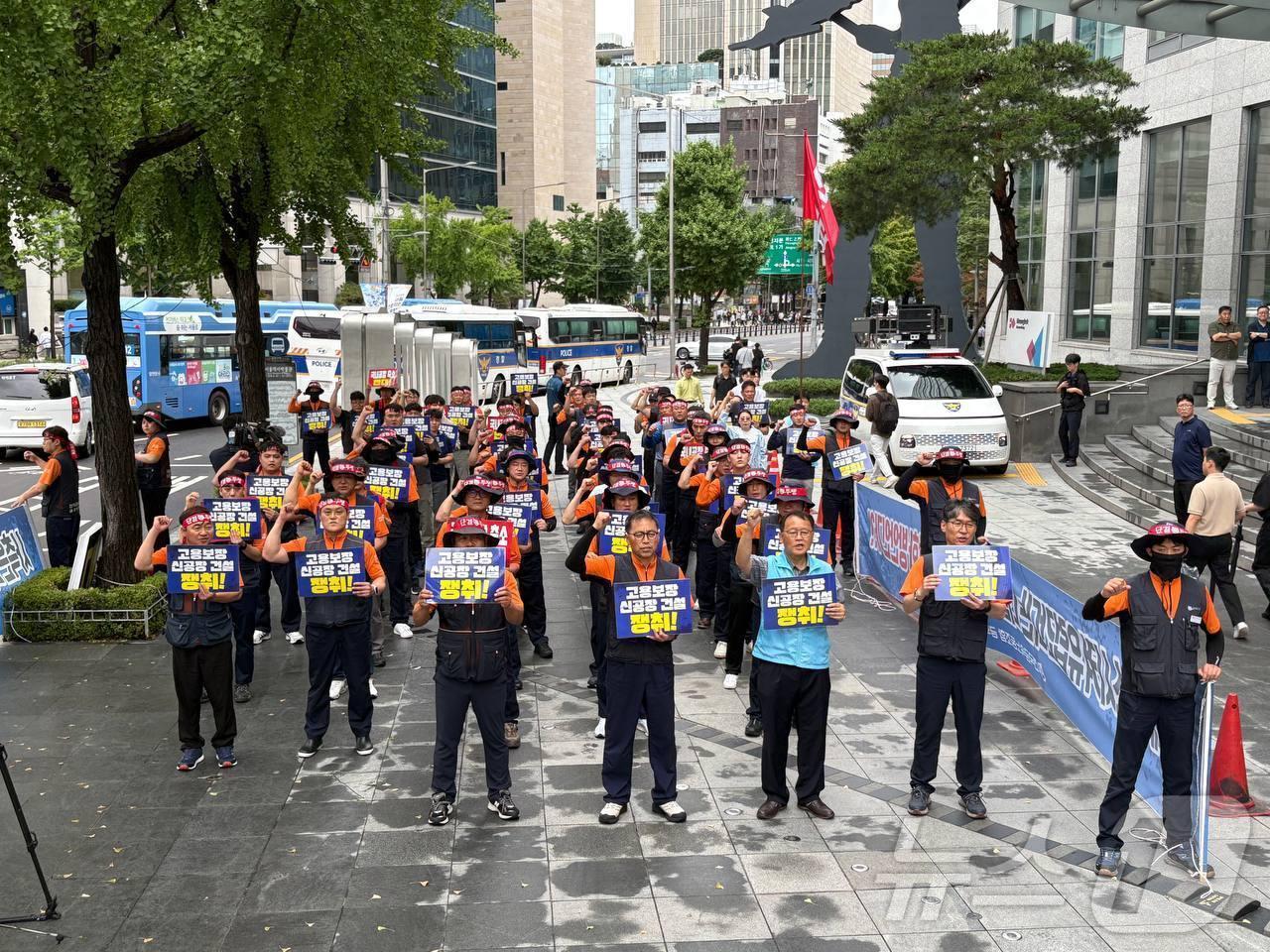 본문 이미지 - 금호타이어 노조가 17일 서울 종로구에 자리한 금호타이어 서울사무소 앞에서 광주공장 로드맵 공개를 촉구하는 항의집회를 열고 있다.&#40;노조 제공, 재배포 및 DB 금지&#41;/뉴스1
