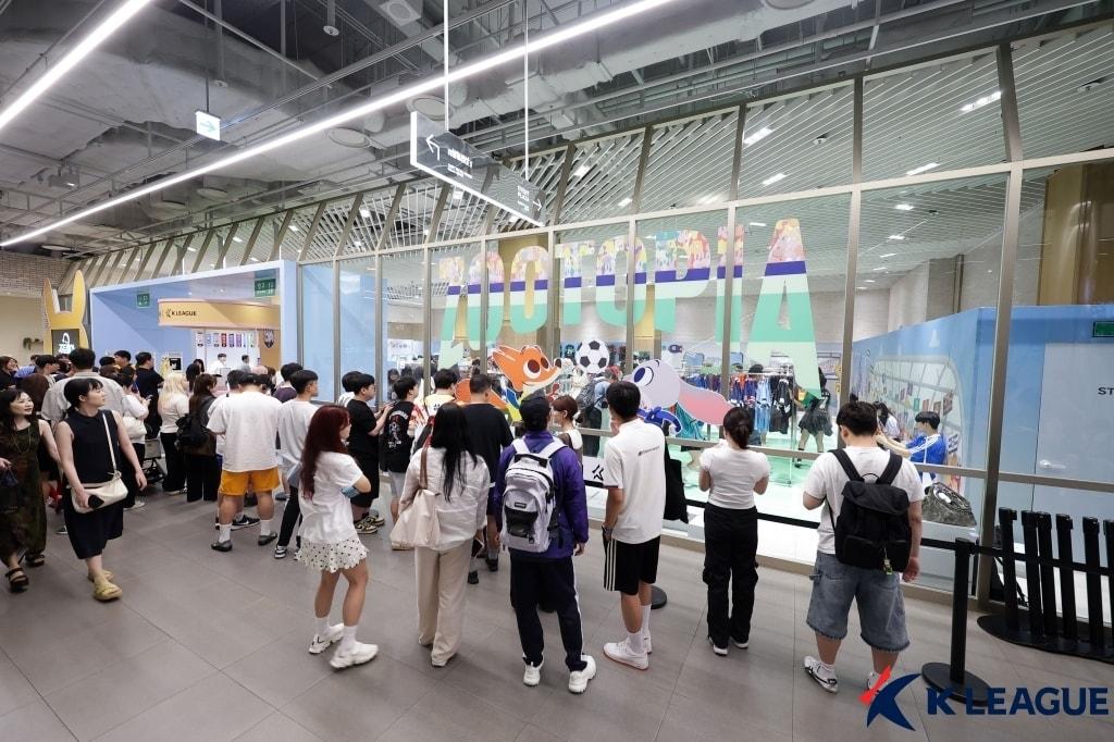 본문 이미지 - 25일 더현대 서울에서 진행한 K리그-주토피아 팝업스토어를 방문한 축구 팬. &#40;한국프로축구연맹 제공&#41;