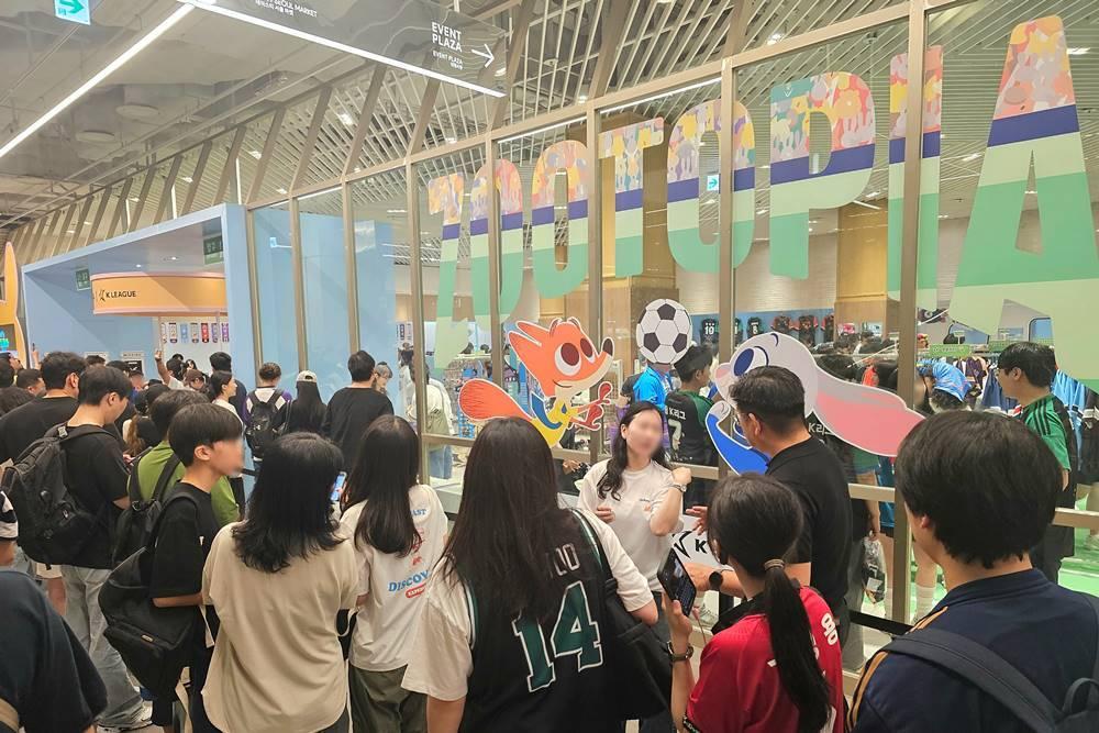 본문 이미지 - 서울 여의도 더현대서울에서 25일 열린 &#39;K리그-주토피아&#39; 팝업스토어. &#40;CU 제공&#41;. 