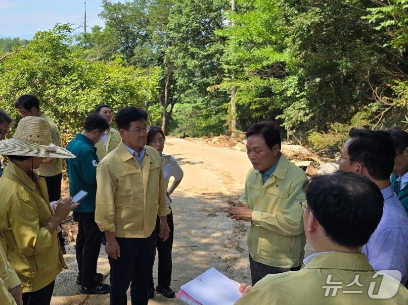 본문 이미지 - 박완수 경남지사&#40;가운데 오른쪽&#41;가 24일 산청군 수해 현장을 찾은 국회 산불피해지원대책특별위원회 김정호 위원장&#40;가운데 왼쪽&#41;에게 수해 복구를 위한 현안을 설명하고 있다.&#40;경남도 제공. 재판매 및 DB금지&#41;