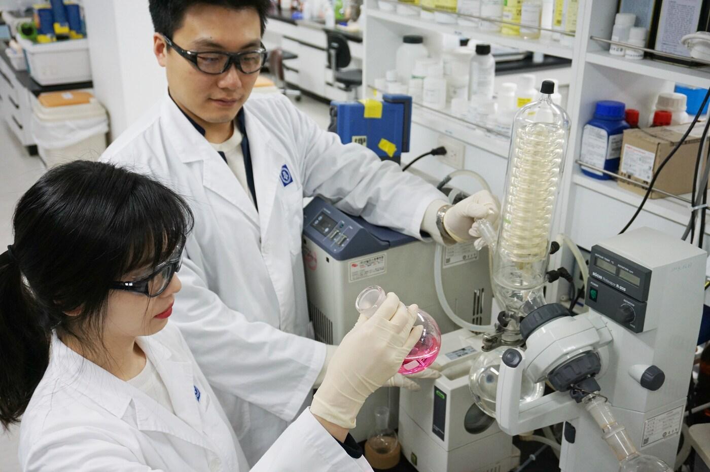 종근당 연구원이 신약 후보물질 분석을 하고 있다.(종근당 제공)/뉴스1