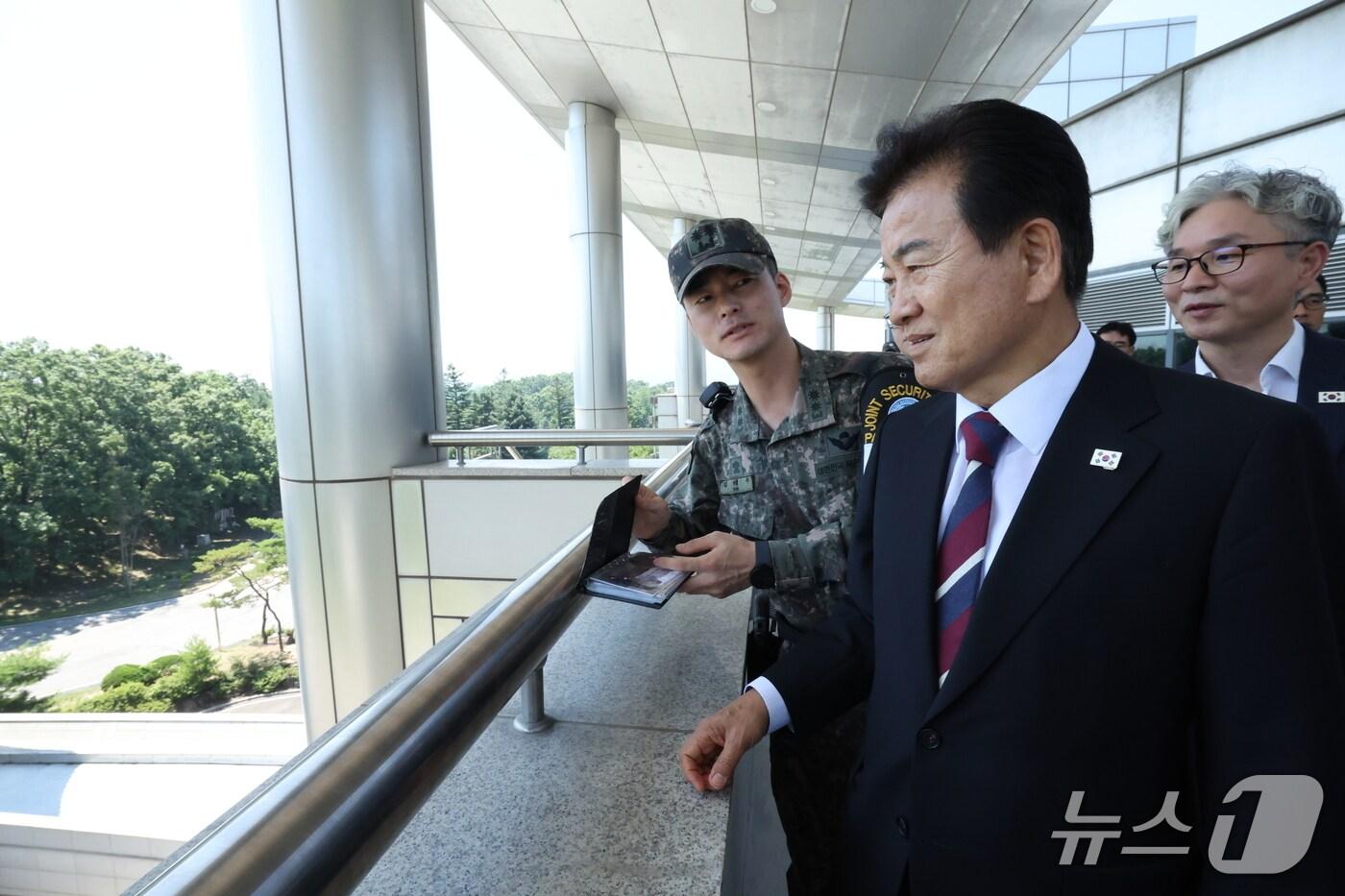 정동영 신임 통일부 장관이 취임 첫날인 25일 경기도 파주시에 위치한 판문점을 방문했다.(통일부 제공).