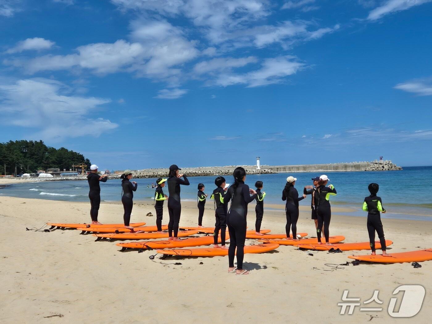 본문 이미지 - 양양군체육회 &#39;맞춤형 서핑교실&#39; 운영.&#40;양양군 제공, 재판매 및 DB 금지&#41; 2025.7.25/뉴스1