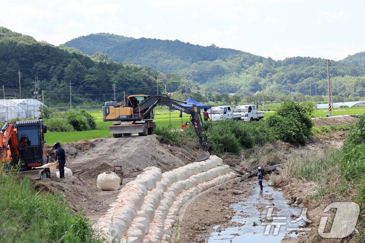 폭염경보가 내려진 26일 현장관계자들이 폭우로 무너진 전남 담양군 금성면 가사 소하천의 제방을 다시 쌓아올리고 있다. 2025.7.26/뉴스1 ⓒ News1 박지현 기자