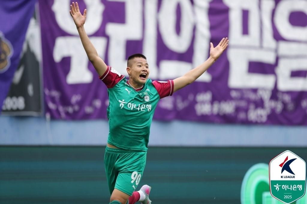 본문 이미지 - 대전 하나시티즌과 프로 계약을 체결한 김현오. (한국프로축구연맹 제공)