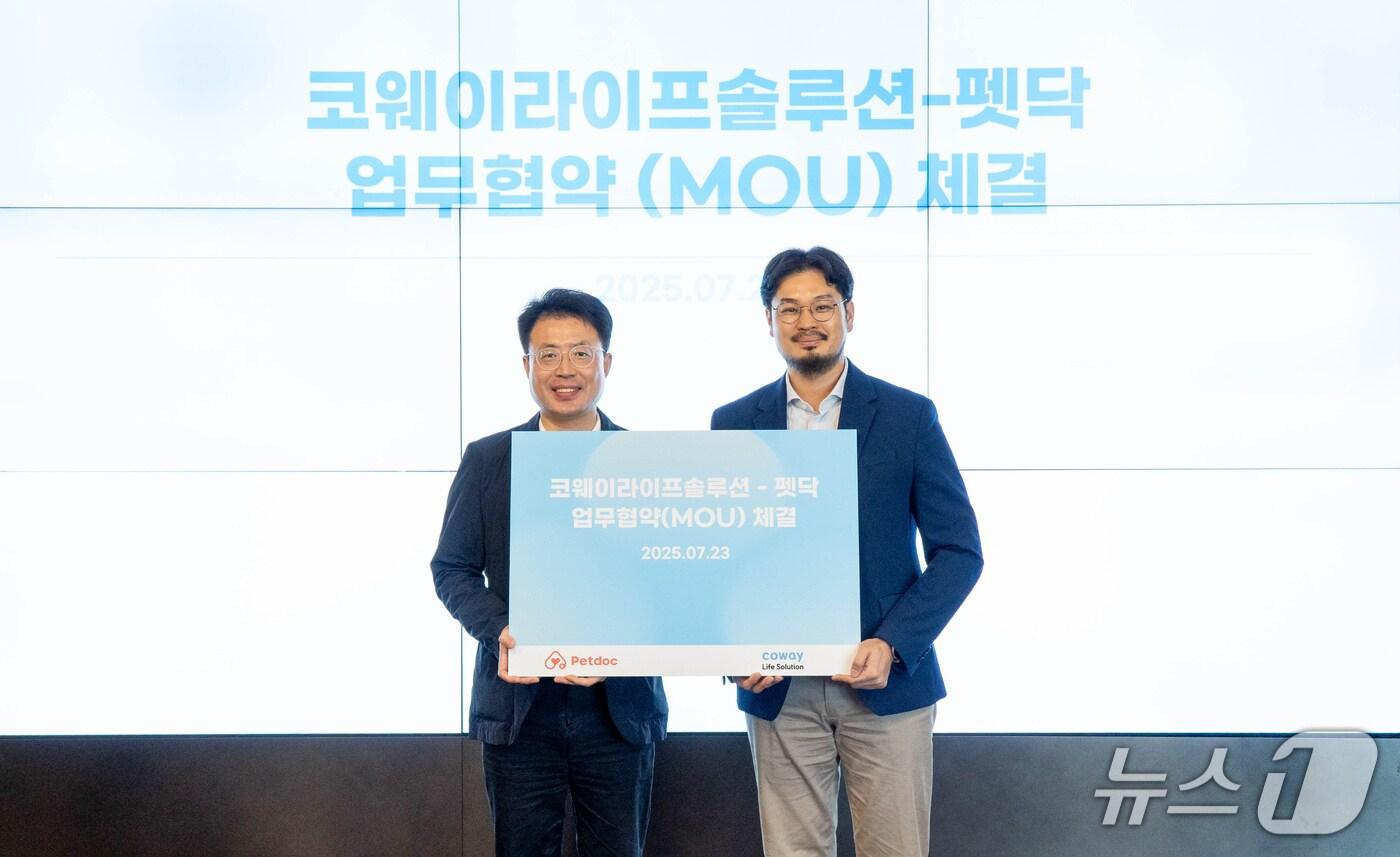 지난 23일 서울 구로구 지타워 코웨이라이프솔루션 본사에서 열린 협약식에서 김명곤 코웨이라이프솔루션 대표이사(왼쪽)와 오태환 펫닥 대표이사가 기념 촬영을 하고 있다.(코웨이라이프솔루션 제공)